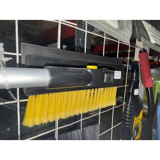 Щетка автомобильная со скребком и водосгоном телескопическая 980-1450мм 61042-145